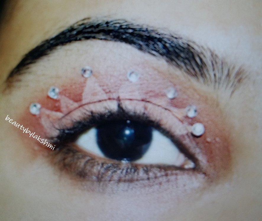 eternalanahata's tweet photo. Crowns on tooth is what I deal with but for the first time trying out crowns on eyes ..really inspired by @NikkieTutorials @marissamelhorn https://t.co/000MZaPkt0