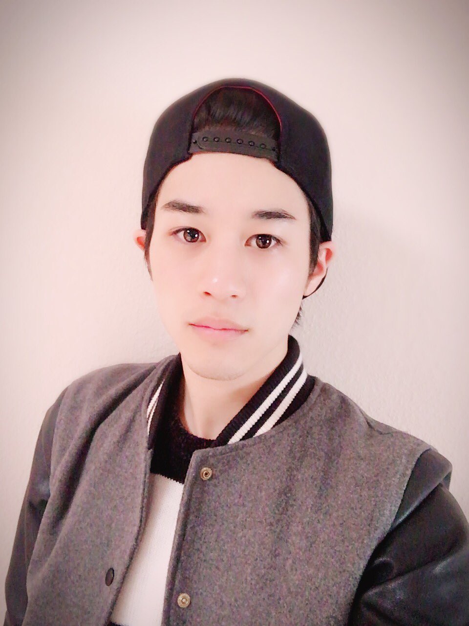石田隼 on Twitter &quot;暖かくなってきた。 だからキャップは前髪を出す正面被りより、 前髪を全て入れ込んだ後ろ被りの方が楽だ。 更に