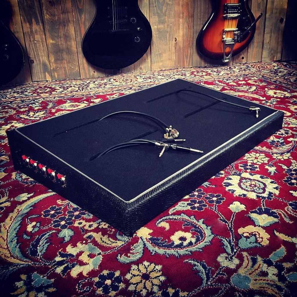 layvent's tweet image. Custom pedalboard 66x30cm in black snakeskin tolex and silver piping ! 
#madeinfrance #ped… ift.tt/2nJowq2