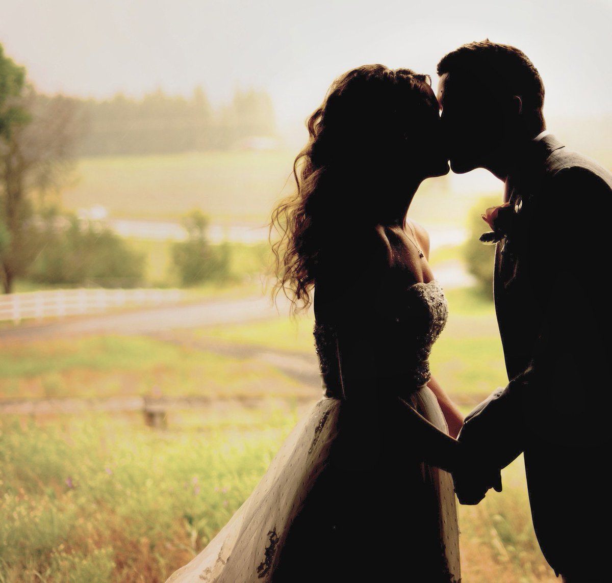 누군가 그랬다. 
결혼은 책임이라고.

내가 더 이상은 나이기를 포기하고 
누군가를 책임질 수 있는 신분으로 되어 
끝까지 그 책임을 다하는 것이 결혼이라고..