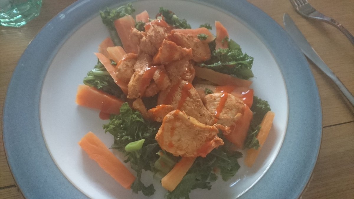 ShazRob27's tweet photo. Buffalo chicken on warm butter vegetables #LCHF #diabetic #T1 #LessInsulin #Lowcarb #feelgood https://t.co/ZNHrXCutBb