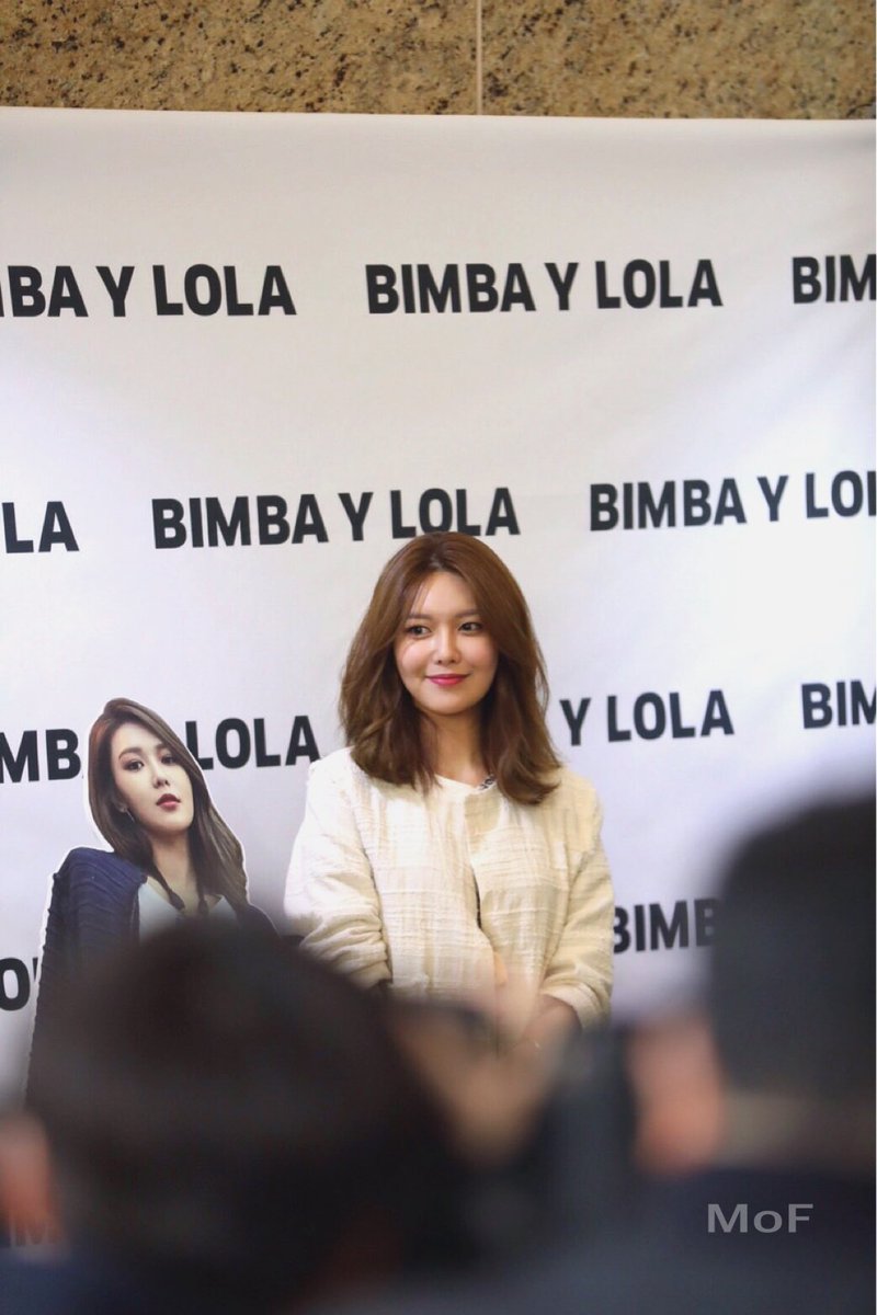 [PIC][10-03-2017]SooYoung tham dự buổi Fansign cho dòng thời trang "BIMBA Y LOLA" tại Lotte Department Store vào chiều nay - Page 2 C7W9LJfVAAENiQb