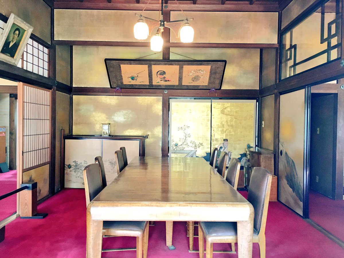 しすい 外観は蔵もある立派な日本家屋ですが 中に入ると明治期の和洋折衷の特徴がところどころに 玄関の吊り照明 これはもしや と思ったらラリック作でした 応接間 明治後期によく見られる三又のランプデザイン 2階廊下 両脇にある部屋は しすい 外観は蔵もある立派な日本家屋ですが 中に入ると明治期の和洋折衷の特徴がところどころに 玄関の吊り照明 これはもしや と思ったらラリック作でした 応接間 明治後期によく見られる三又のランプデザイン 2階廊下 両脇にある部屋は