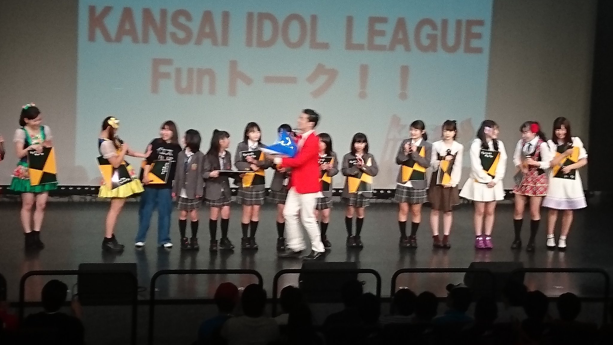 公式 和歌山アイドルfunxfam最新 A Twitter 関西アイドルリーグ公式ライブ ライブ後に行われたトークイベントでは 無事 小学生メンバーが叙々苑の焼肉弁当をゲット がしかし りあきち以外は 叙々苑 でjkチームやお姉さんチームから不満の声が 和歌山