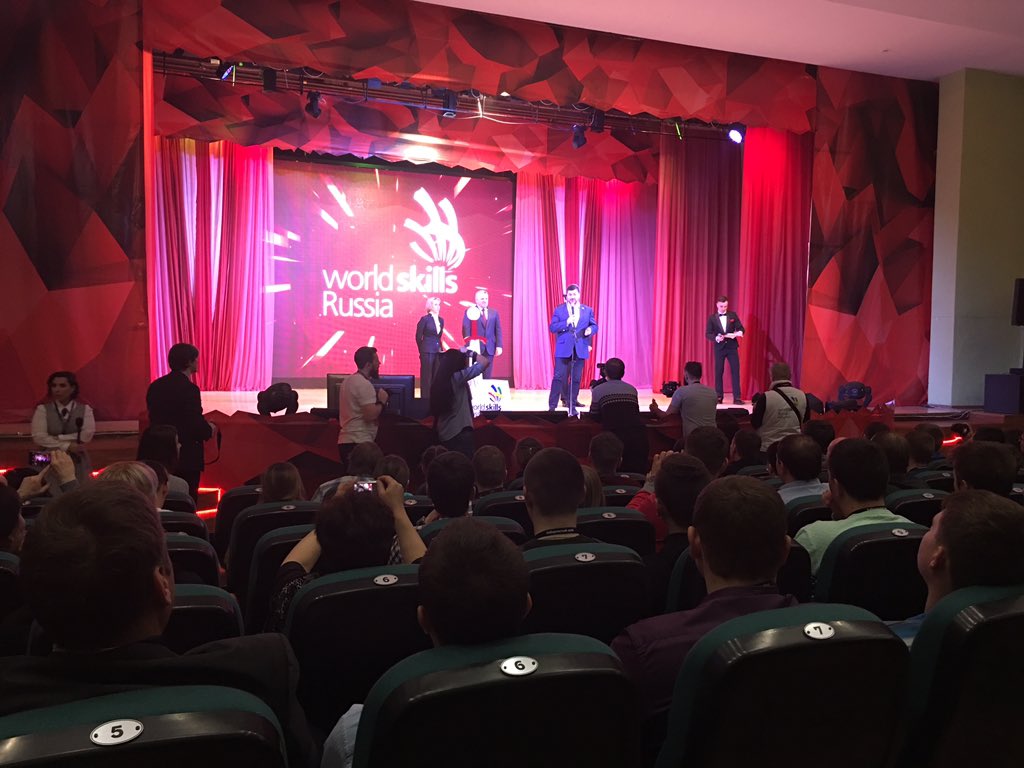 Роберт Уразов приветствует участников чемпионата рабочих профессий world skills Russia