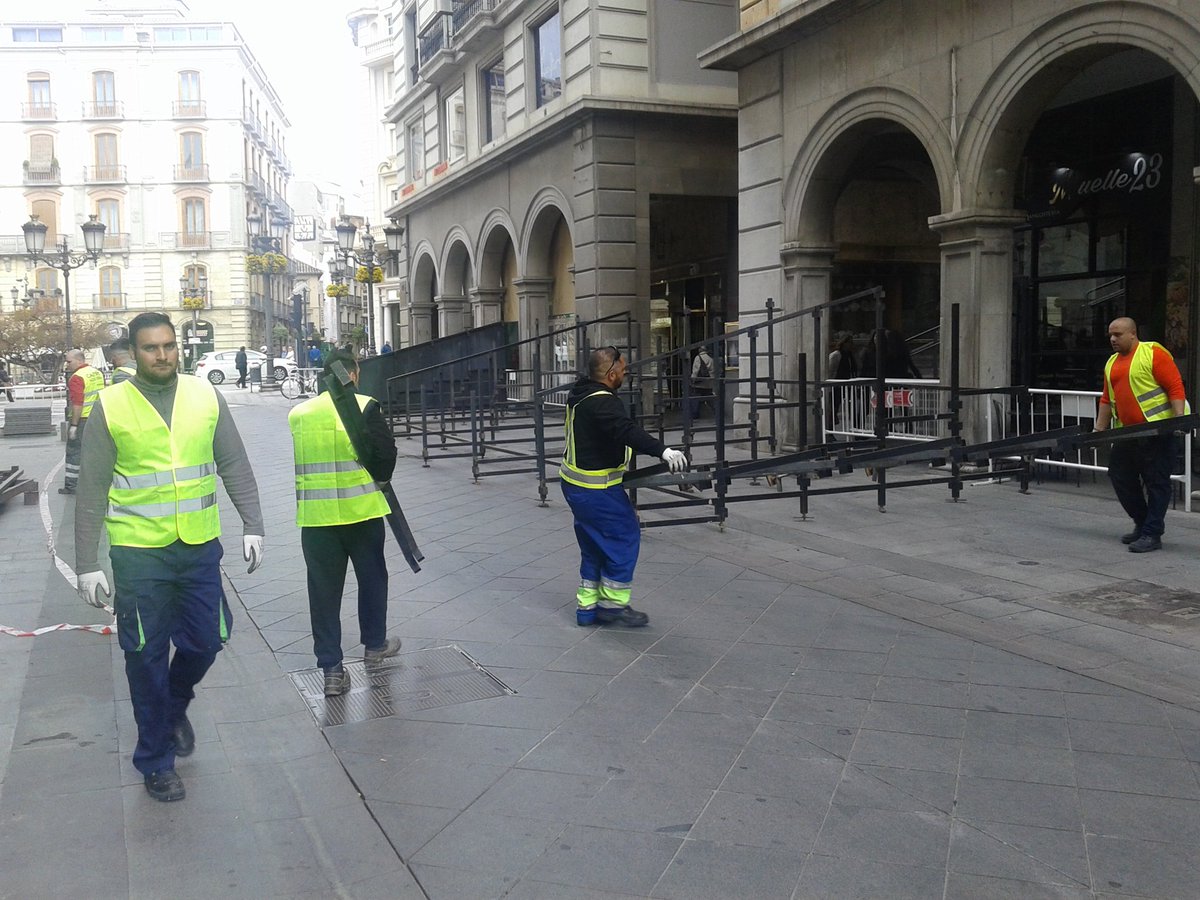 granadacofrade's tweet photo. Calle Ganivet cambia de aspecto. Comienza montaje de tribunas de Semana Santa @Fedcofrgr https://t.co/7vztc42F5B