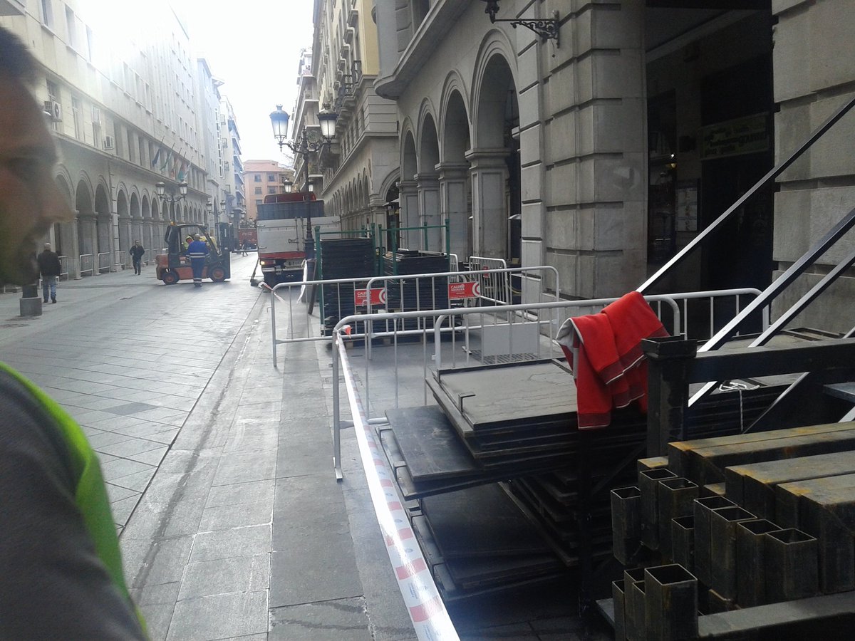 granadacofrade's tweet photo. Calle Ganivet cambia de aspecto. Comienza montaje de tribunas de Semana Santa @Fedcofrgr https://t.co/7vztc42F5B