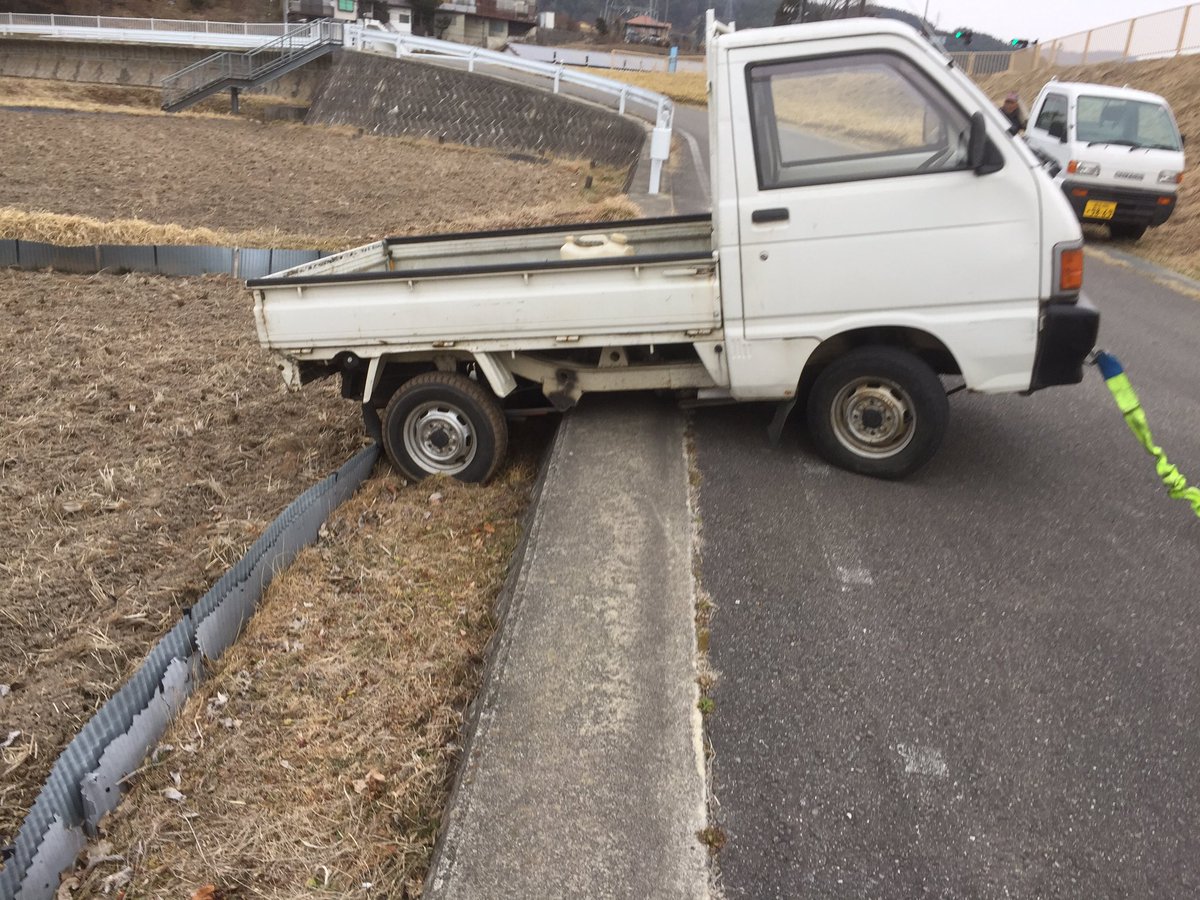 そ No Twitter じいちゃんまたですか 落としたって言ってジャッキやら枕木やら用意してたけど3秒で終わったよまぁアクセル踏んだ瞬間軽トラ転がりそうになったけど 笑 四駆切り替えず二駆でもいけたな Tundra 米国トヨタ 380馬力 5 7ℓ T Co B0wp2irr6m
