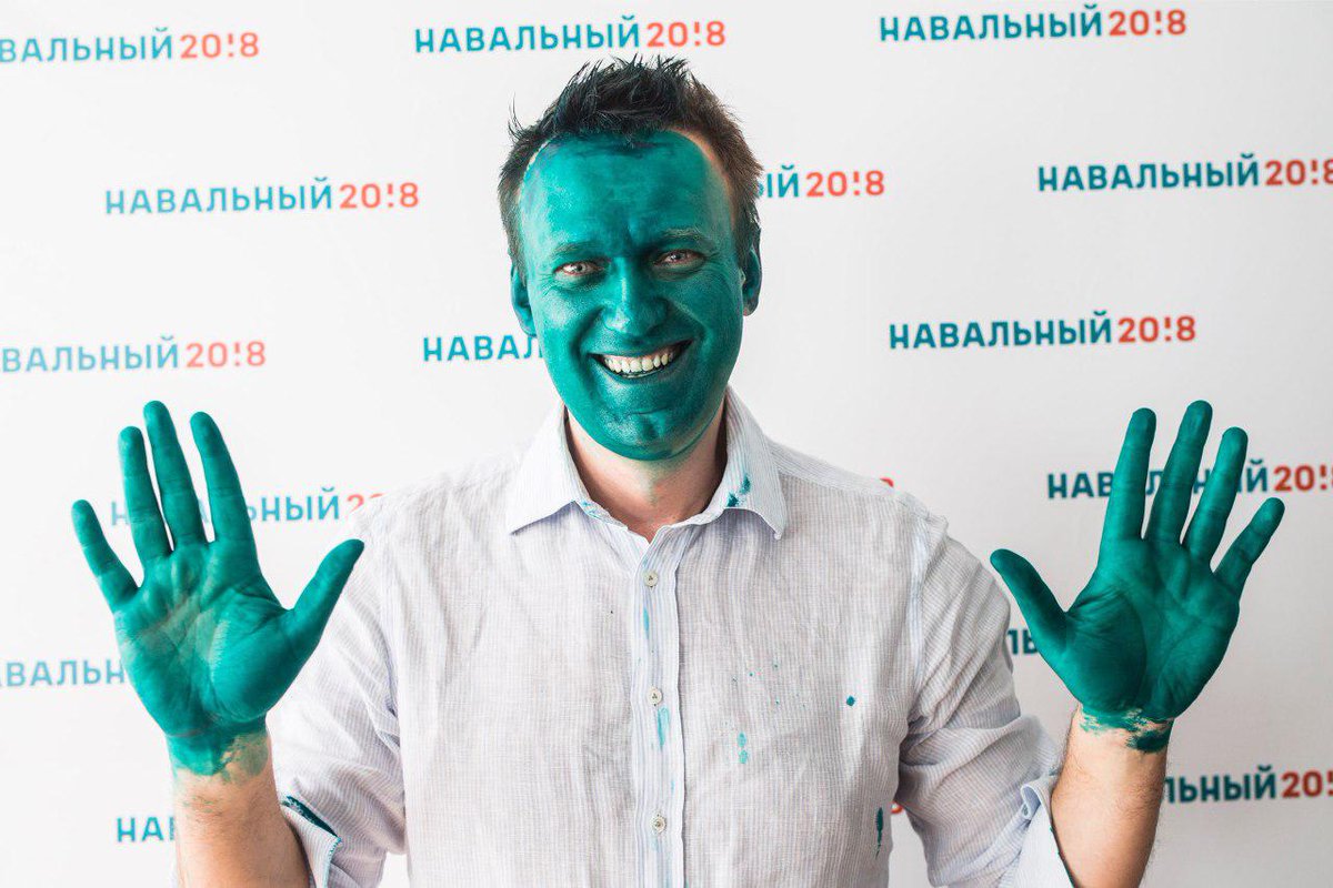 Реакция сильного человека... Навального в Барнауле облили зеленкой... 