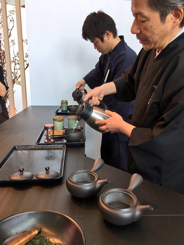 綾鷹 大花見 で 織田の末裔 織田信成氏と 明智の末裔 クリス ペプラー氏が和解 鎌倉時代から続く 茶師 上林氏の お茶の挿れ方 講座も Togetter 綾鷹 大花見 で 織田の末裔 織田信成氏と 明智の末裔 クリス ペプラー氏が和解 鎌倉時代から続く 茶師 上林氏の お茶の挿れ方 講座も Togetter