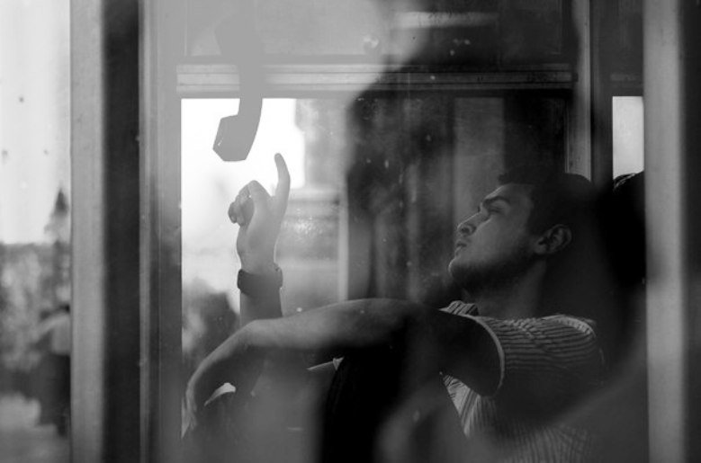 Каждый день вспоминаю о ней. Девушка счастье. Мужчина вспоминает. Каждый день вспоминаю о ней. Счастливые воспоминания.