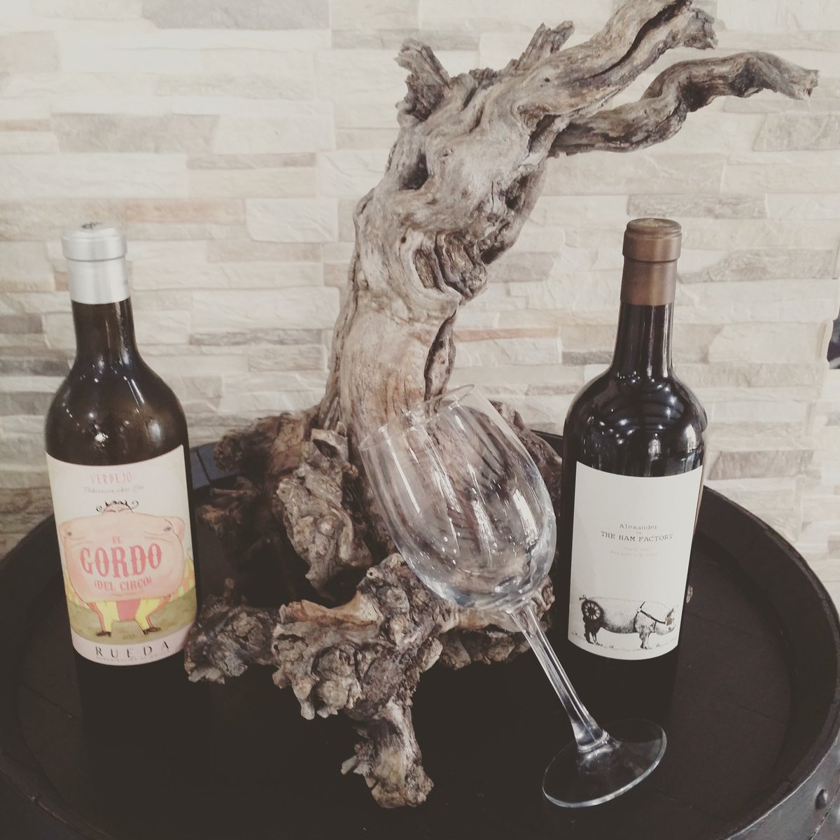 ElRincondeC's tweet photo. Tenemos nuevos fichajes para esta primavera ... #elgordodelcirco y #alexandervsthehamfactory @BodegasCasaRojo 😆👍 https://t.co/SafVPd4tgQ