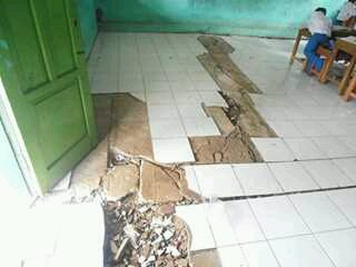 BermulaCreative's tweet photo. tadi malam tepatnya pukul 00.25 waktu setempat bangunan sekolah ini ambruk.
Yuuk bantu. #garsel #komunitas #bermulakreative https://t.co/nUKs0KGxyg