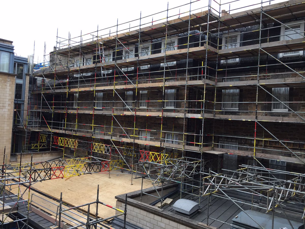 AscEdinburgh's tweet photo. Roxburgh Hotel, Edinburgh - image 2 of internal courtyard scaffold. https://t.co/1qYw3dSLZy