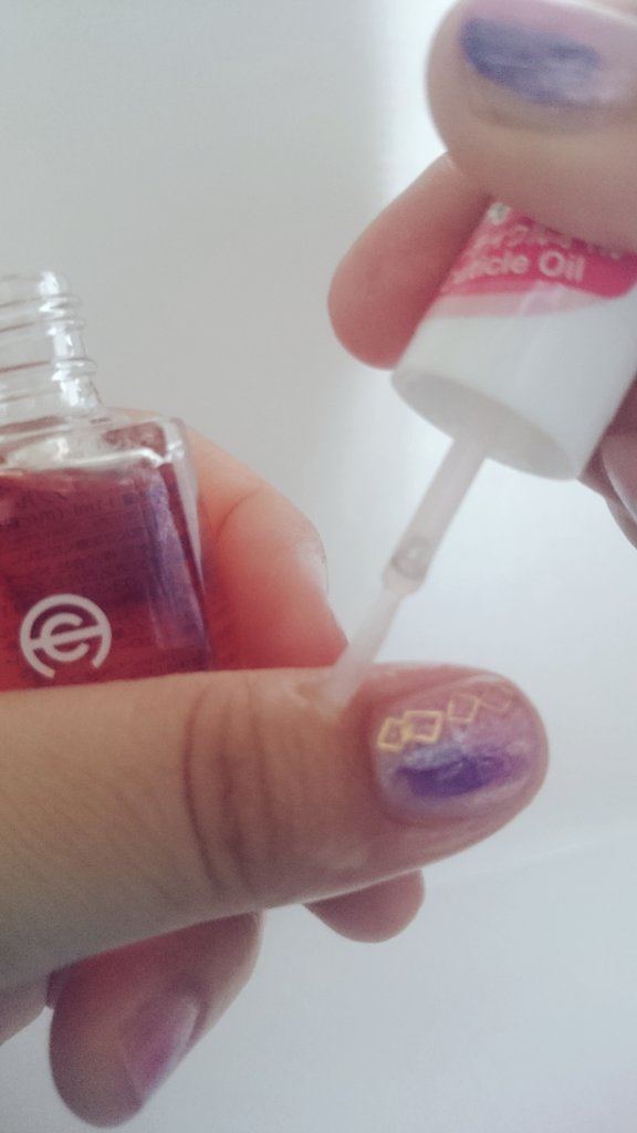 O Xrhsths みゅう 100均好き Sto Twitter そして キューティクルオイルの01アップル ほのかにりんご というか りんごジュースの香りがします サラッとしていて使いやすそうです 01 と付いてるってことはほかの香りも出るのかも って 勝手な予想をして