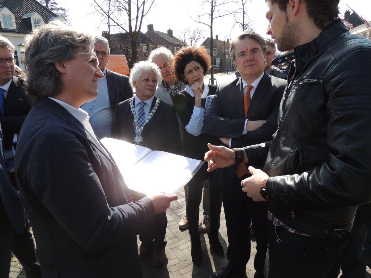 Bas van Wetten van <a href="/BRO_Ontwerp/">BRO Ontwerp</a> praat commissaris vd Koning van de Donk bij over centrumplan Middelbeers. Mooi voorbeeld van #cocreatie