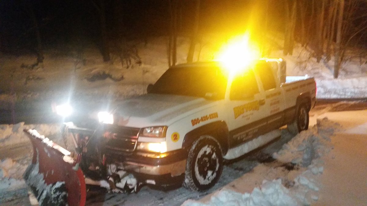 JessMcK423's tweet photo. #StormStella #SnowedIn @Fix_TowOp &amp; @BigTowsInc to the #rescue #JackofAllTrades #HeDidntWantMeShoveling #RoomFor40TonWrecker https://t.co/Ei1mQhXhsk