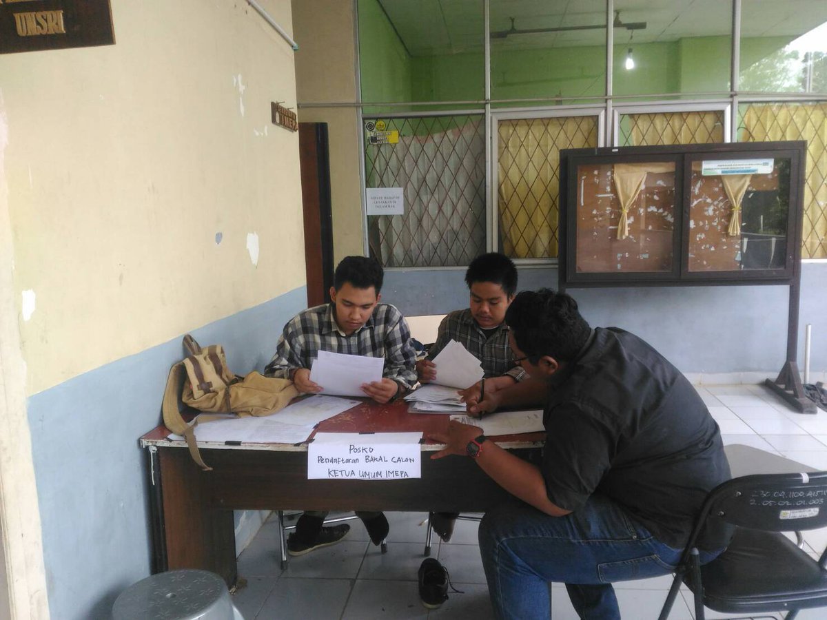 Pengambilan berkas bakal calon Ketua Umum Imepa FE Unsri oleh saudara Dimas Valentino.