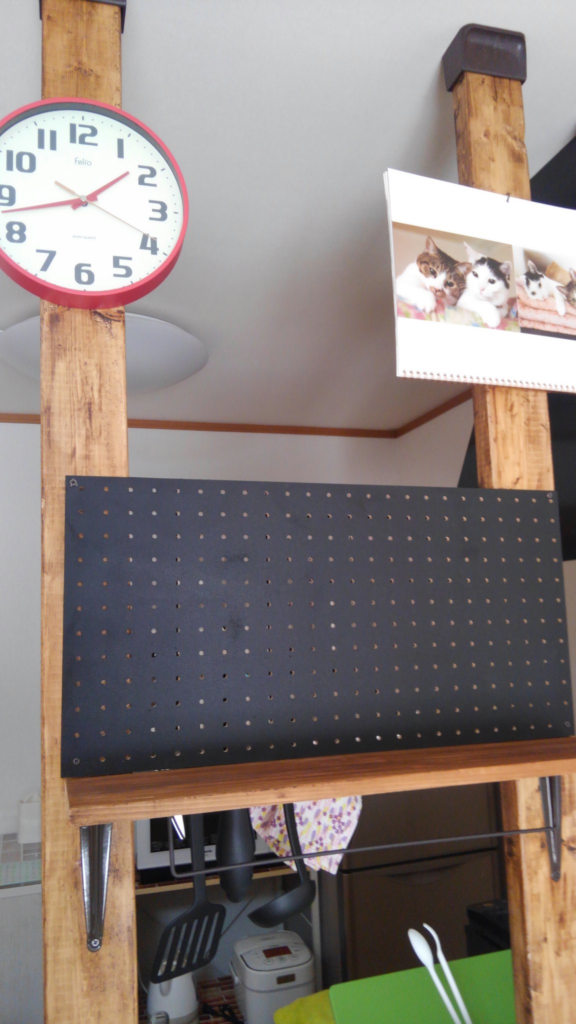 Mikuri Twitter પર Diyやってます 柱に時計つけて 右はカレンダー 折りたたみ中 有孔ボードにマグネットペイント チョーク ペイントを塗って取り付けました 裏には100均のワイヤーネットにフックで調理器具を引っ掛けて 楽しい やばい ハマる