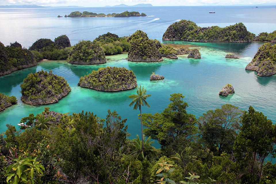 Dotted islands in Indonesia | Photography by ©L. Bolger