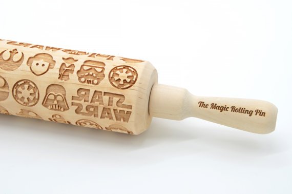 스타워즈 패턴이 음각되어 있는 롤링 핀입니다. ^^ 

#스타워즈 #starwars #주방용품 #롤링핀 #rollingpin #요리 #셰프 #요리사 #요리기구 #일상 #먹스타그램 #소통해요  #좋아요 #해외상품