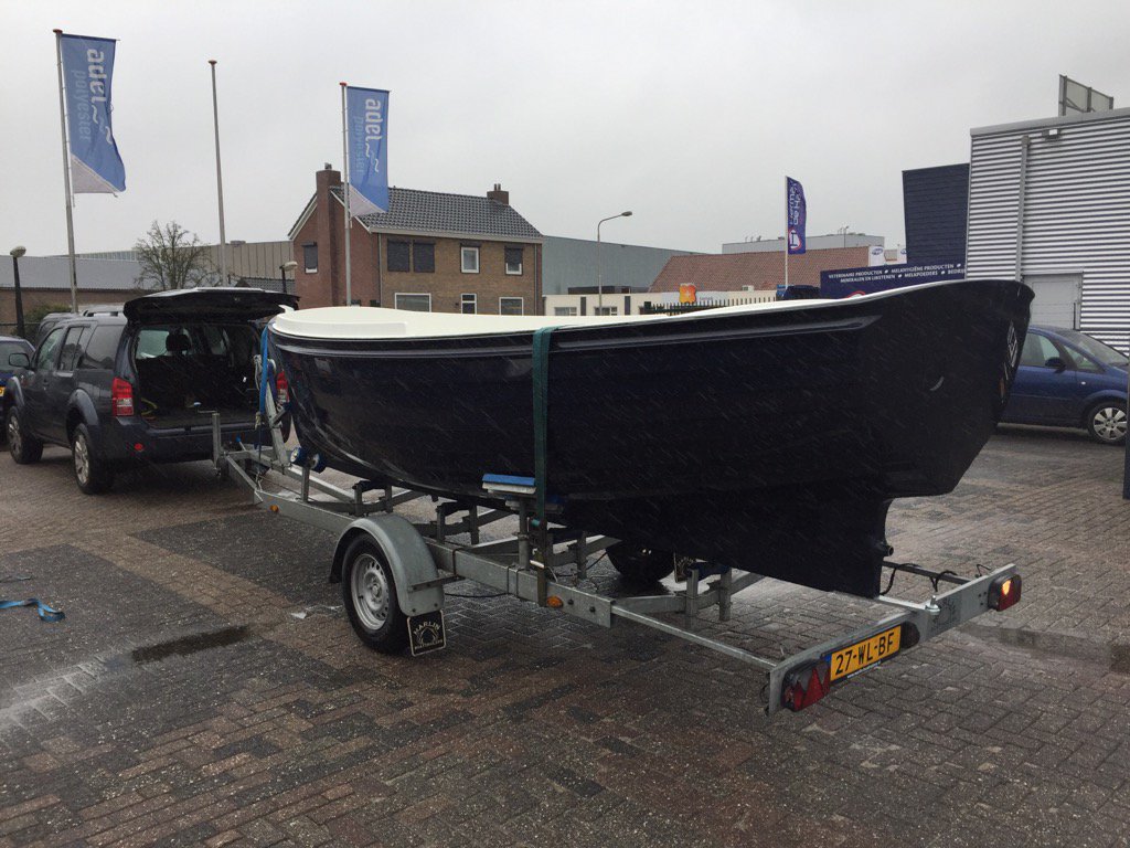 A28Watersport's tweet photo. Weer een prachtig Florijnsloep casco opgehaald bij #Adelpolyester Deze wordt in de luxe Classic uitvoering afgebouwd https://t.co/xoQ4xi92sa