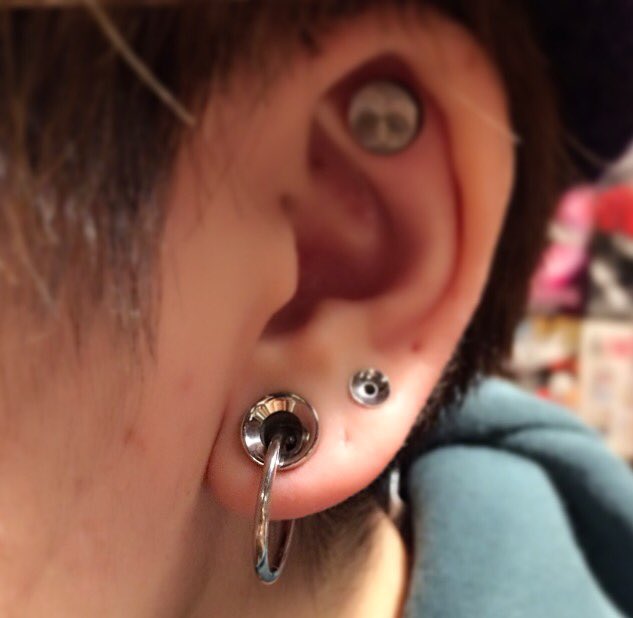 ボディピアス Redstar V Tvittere ボディピアスのお客様 2gイヤーロブ シングルフレア内径12mm 14gホールトゥ セグメントリング内径14mm トンネルにピアスを通すホールトゥはトンネルの長さ 内径 より少々大きめのリングであれば通す事が出来ます ボディ ピアス