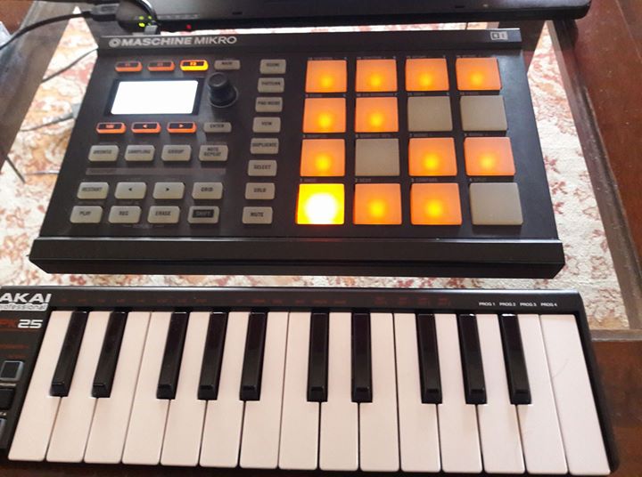 NoFussCuz's tweet photo. Can't stop, won't stop.
#hiphop #nofusscuz #BeatMakers #keyboards #akai #maschine #mikro #rap #BITS #beatro #Squad #Production #Producer https://t.co/agb197SwaK