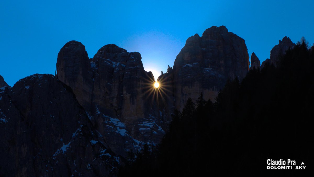 cnsas_official's tweet photo. Oggi il foro equinoziale posto tra la Torre Alleghe e la Torre di Valgrande sul Civetta ha annunciato la #primavera https://t.co/jA1OtuAxWO