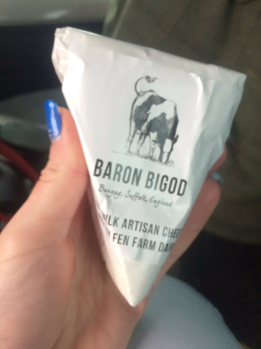 Fun trip out to @FenFarmDairy today #HEAgrics picked up some yummy cheese too 😊 #BuyBritish #RawMilkRevolution #BritishBrie 🐮🧀