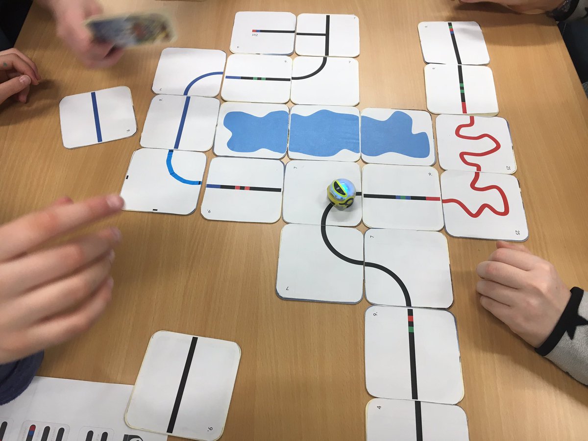 it_lehrerin's tweet photo. Today, interesting #ozobot workshop with primary school children at our #pinlab #cs4all https://t.co/56ocqRR8nH