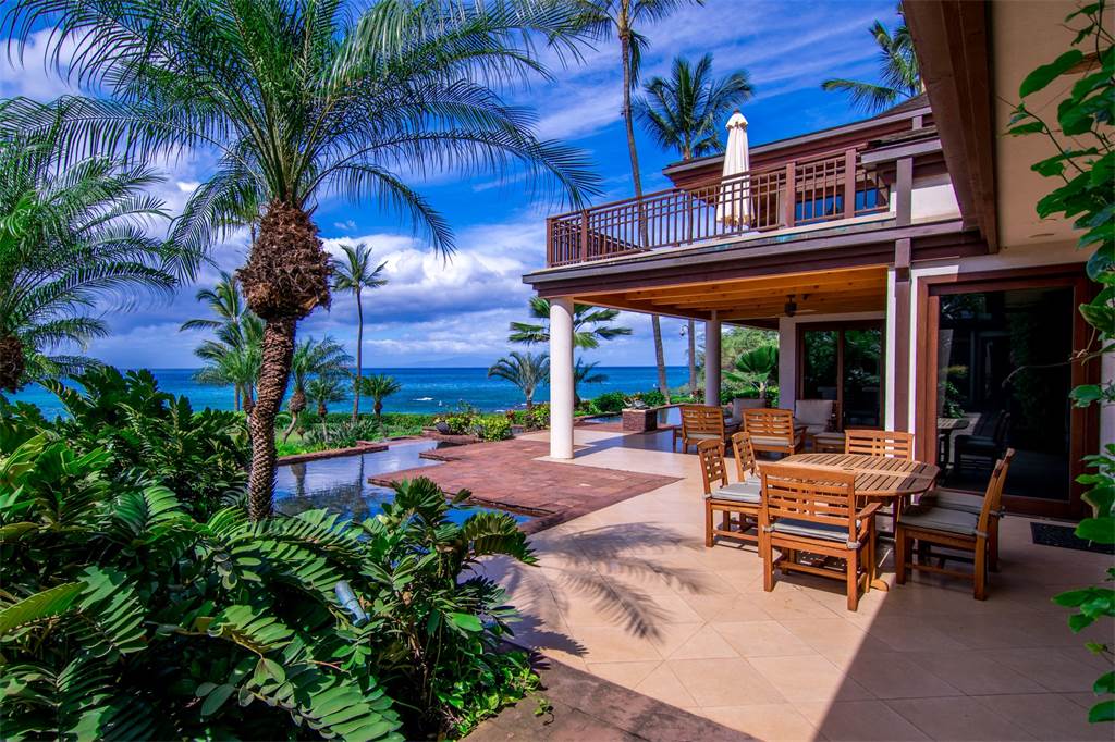 INTL_LIFESTYLES's tweet photo. One of the most beautifully custom detailed homes to ever be built on Maui #luxuryrealestate #lifestyle  https://t.co/QSorYT84fs https://t.co/YMyApjl9iH