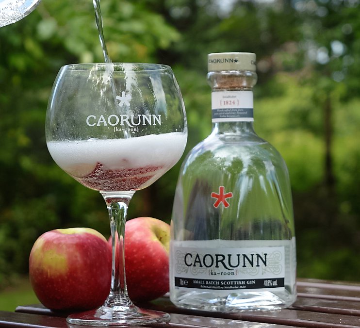 CaorunnGin's tweet image. We&apos;re toasting the #StartOfSpring with a Caorunn, Tonic &amp;amp; @Pinkladyappleuk, care to join us?  #springequinox #gin