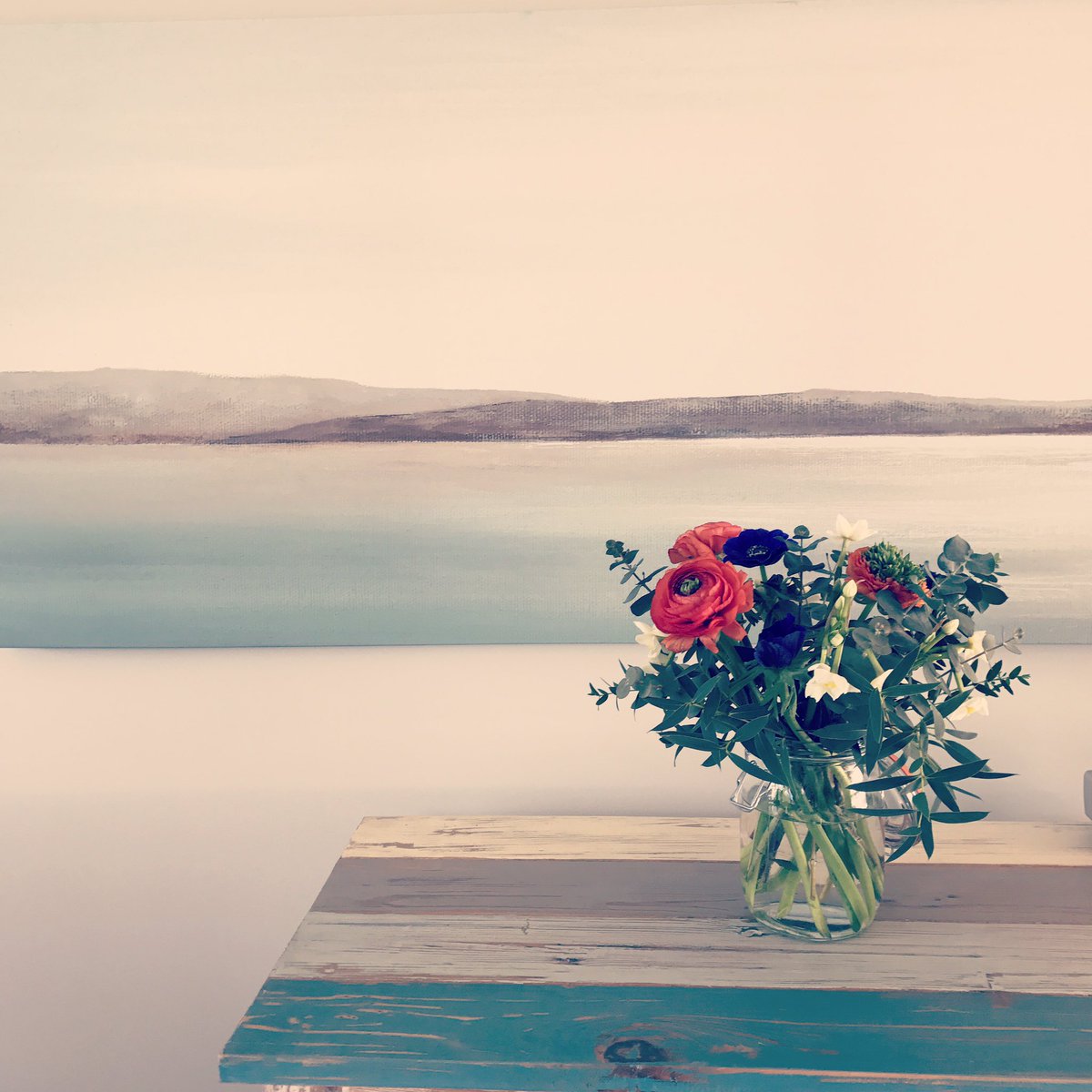 Adding a lovely splash of colour to our holiday home ready for the guests to arrive courtesy of <a href="/BridgeFlowers/">Wadebridge Flowers</a> at <a href="/HawksfieldA39/">Hawksfield Cornwall</a>