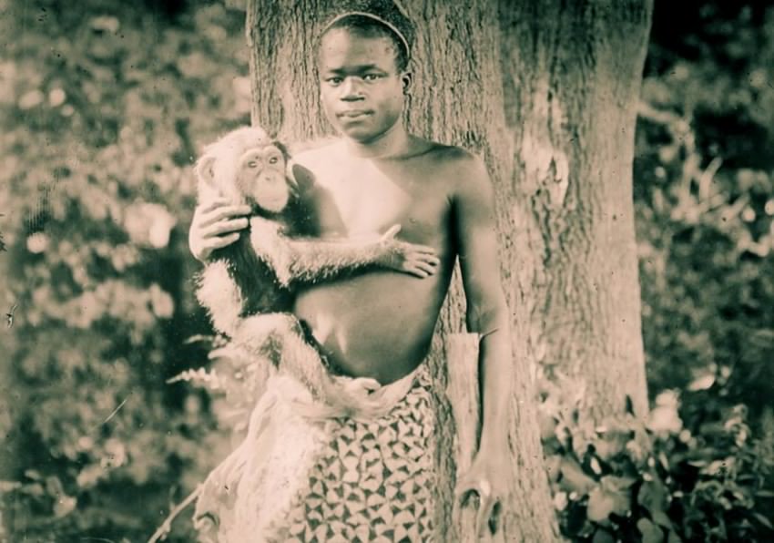 AfricanArchives's tweet photo. In 1904, Ota Benga was kidnapped from Congo, and taken to America and exhibited at the Bronx Zoo with monkeys. https://t.co/OjlJ9Tu2Hd