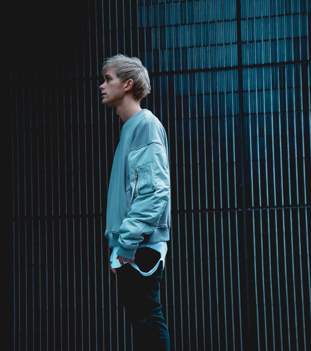 けんけん 早川デイヴィッドマサト氏のこの破壊力ね ほんとイケメンすぎて何着ても絵になるし似合っちゃうし欲しくなる不思議よ Coldrainのツアーグッズ発表のときも Lookbook的なんで Masatoが着用してるとollieとかの雑誌にも載ってそう T Co