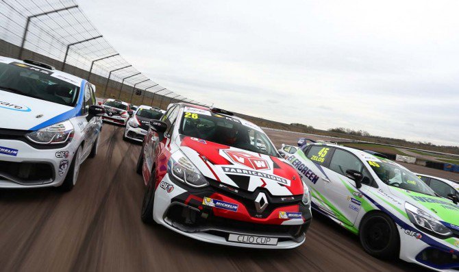 PRESS_RACING's tweet image. Paul Streather flies in #ClioCupUK pre-season test. pressracing.com/streather-flie…