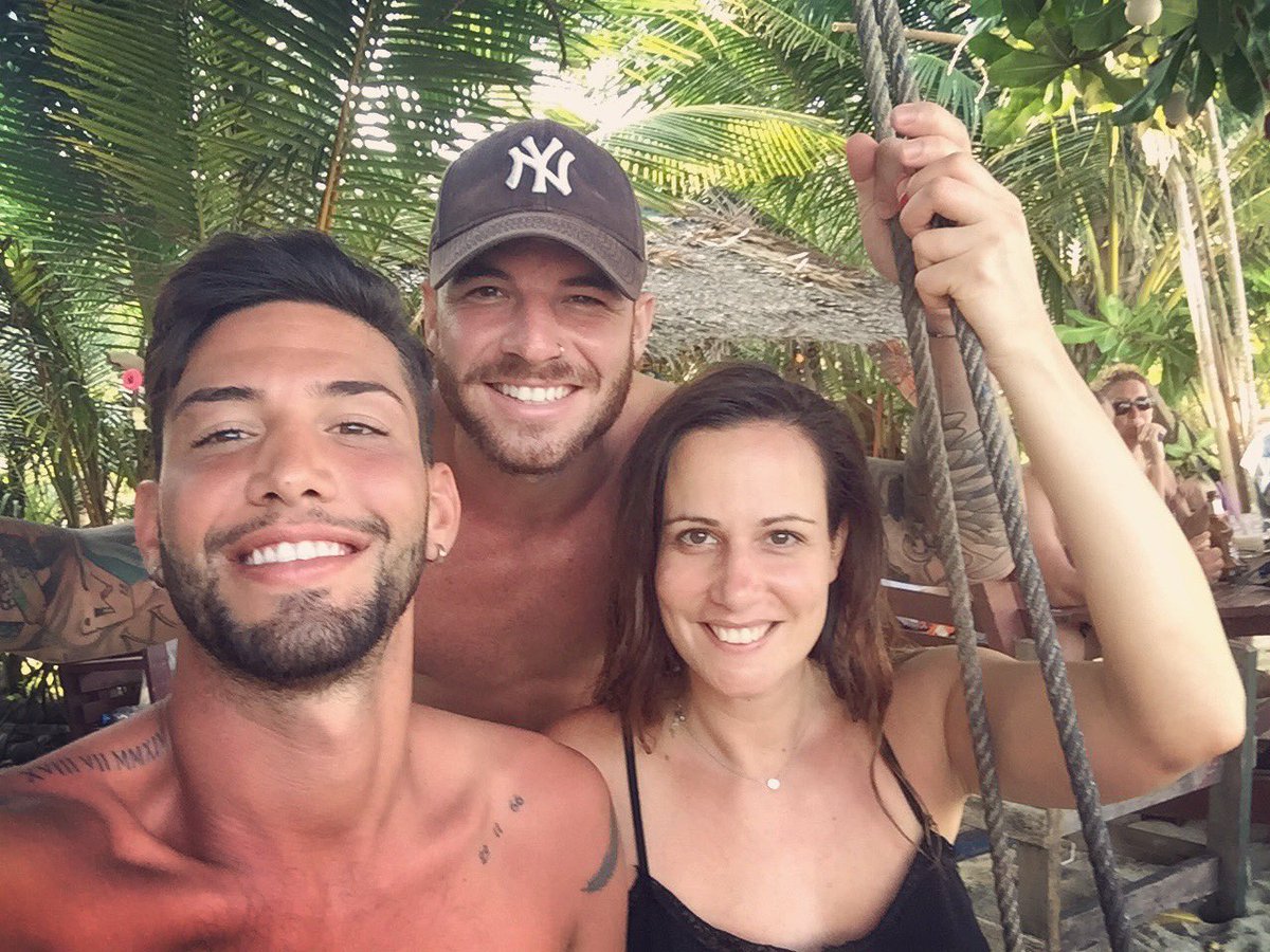 OffSachaSS8's tweet photo. Partir à l'autre bout du monde rien qu'avec ses potes, y'a que ca de vrai ❤
#deconnected #thailande #Friends #2017 https://t.co/iv4wTFs2Ek