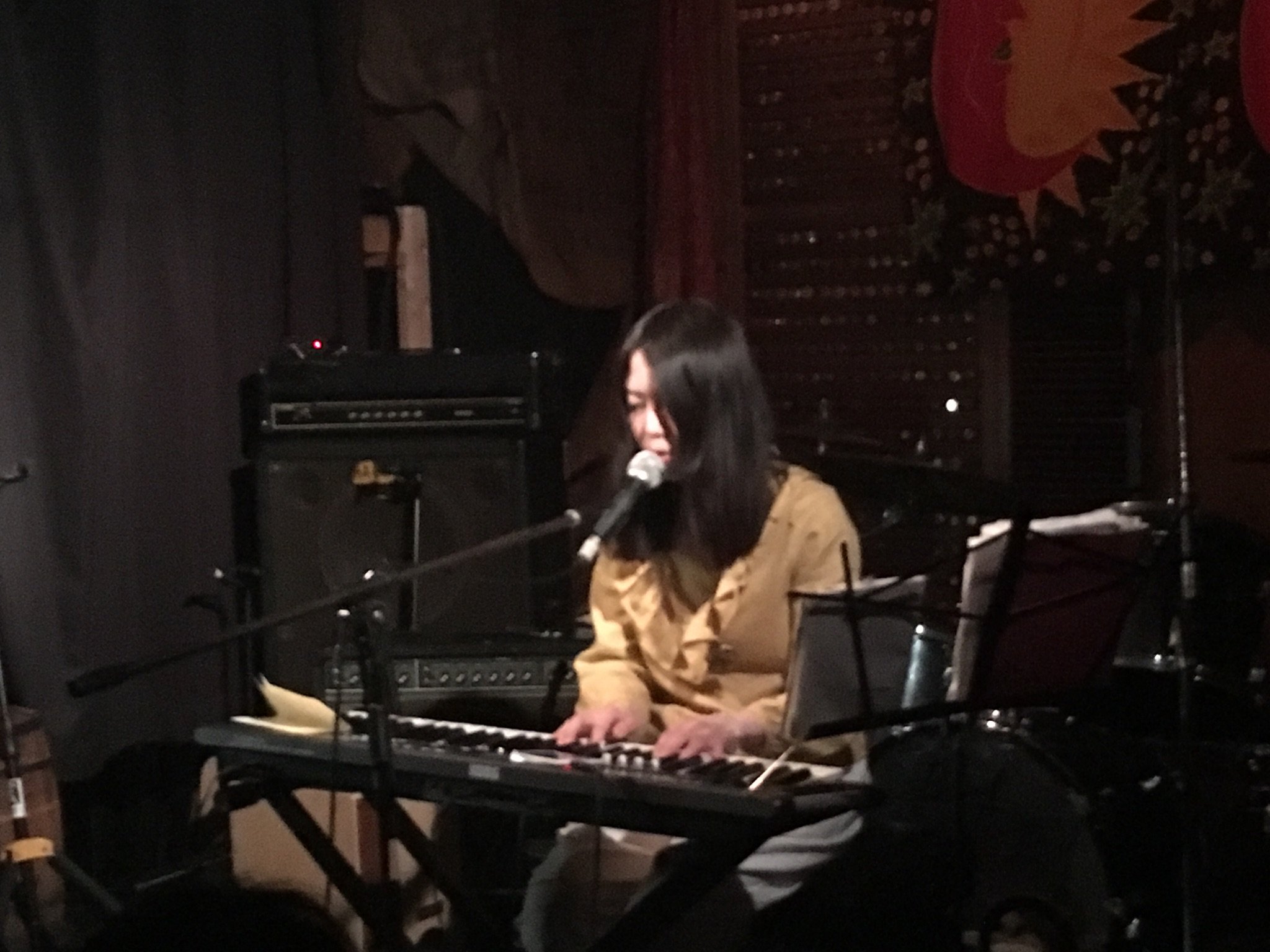 Shino Okamura 岡村詩野 Twitter वर 大阪の女性シンガーソングライター 児玉真吏奈さん 初めて見たのだけど 優美でちょっとヘンテコで素敵だった ひんやり淡い色彩の水彩画がじわじわ滲んでいくのを眺めているような ステレオラブと森田童子とコトリンゴが