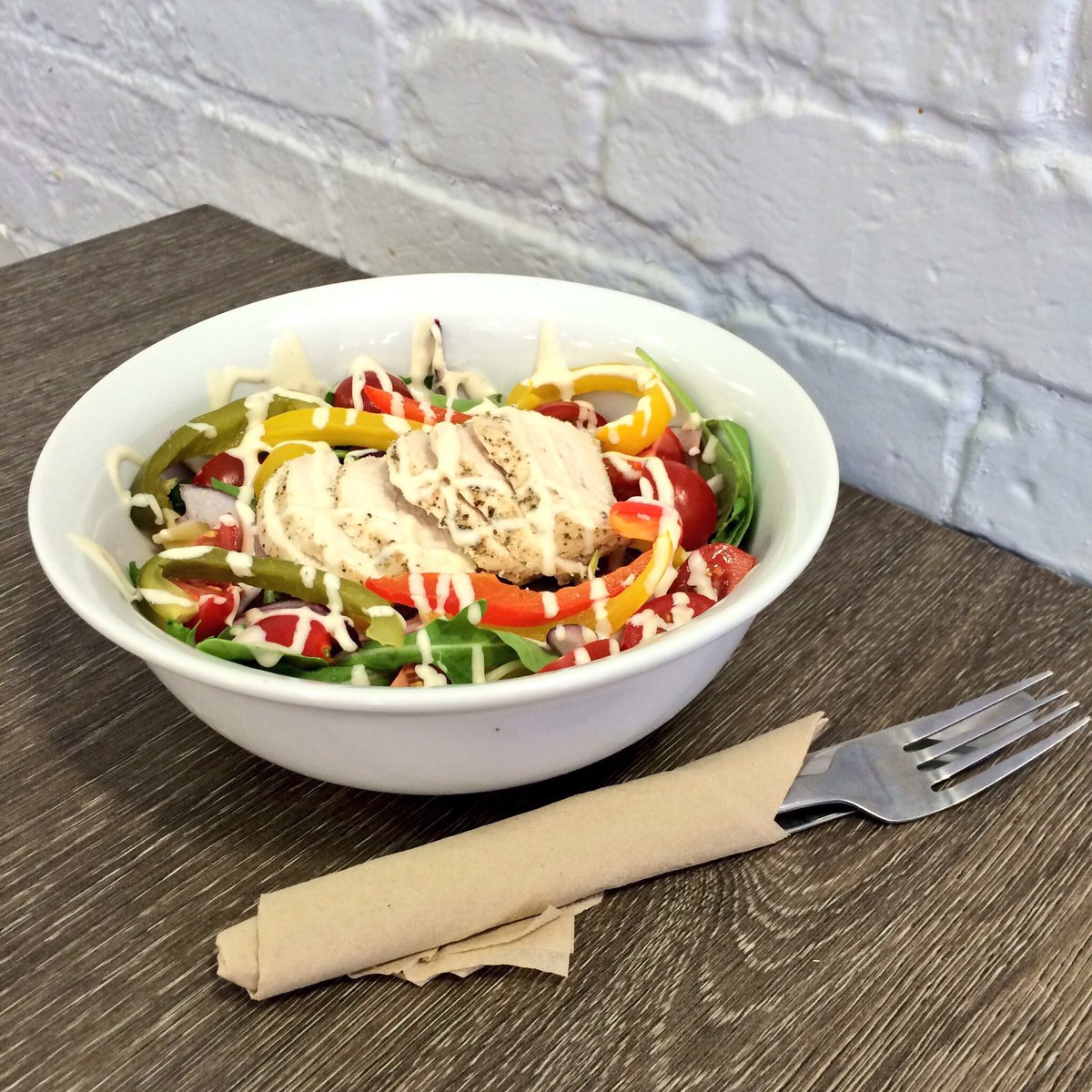 Pranzo_uk's tweet photo. Create your own salad for £4.00!!! Below is; pasta, rocket, red onion, tomatoes, roast peppers, chicken and caesar. https://t.co/NSf08XU9AO