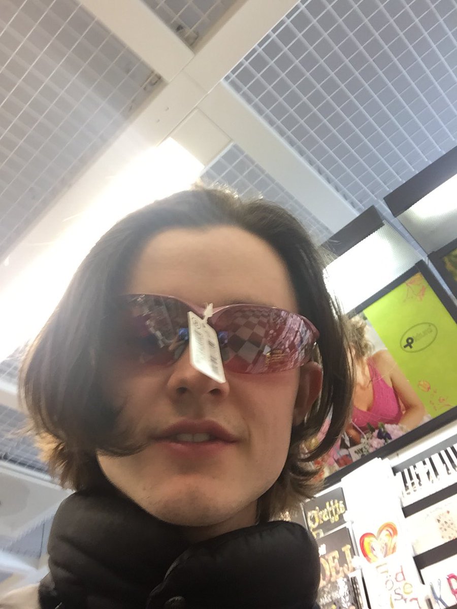 bdlbfdijl's tweet photo. Livet e en fest och jag blev utslängd bre https://t.co/acGOWJ0Gjd