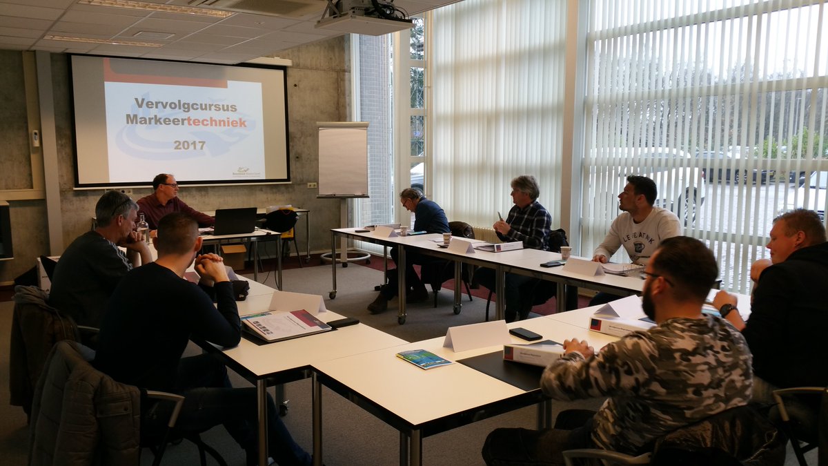 VSW2014's tweet image. Vandaag is de vervolgcursus Wegmarkeren van start van gegaan. Wij wensen alle deelnemers veel succes! #BNL #VSW #wegmarkeren