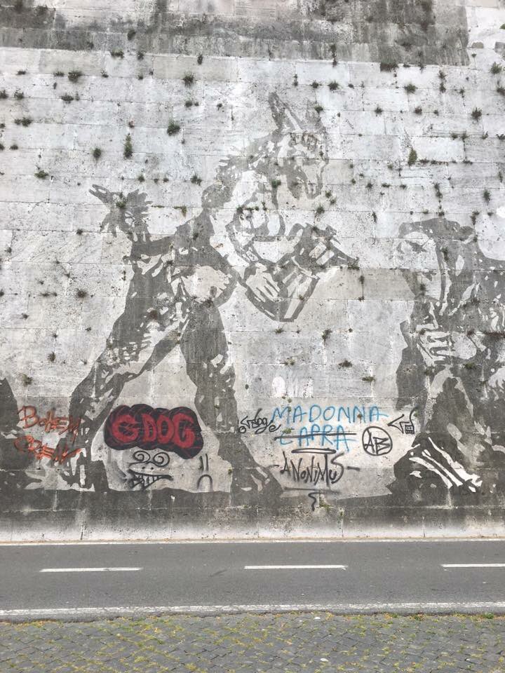 RiprendRoma's tweet photo. Kentridge vs Bimbiminchia! @gdt62 @tgrankin @tevereterno @lucabergamo99 @Retake_Roma @danielecina @Segnaliamoli @hele_fr @Retake_Roma @roma https://t.co/azVAW0nJwT