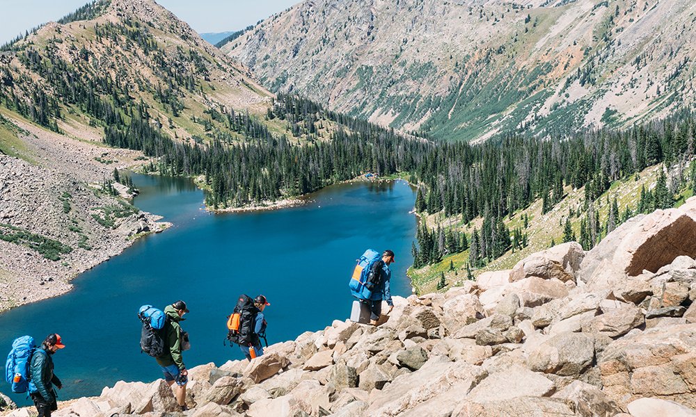 L’impermeabilizzazione dei capi è ottenuta con trattamenti che contengono sostanze chimiche come PFC, nocive per l’uomo e la natura!