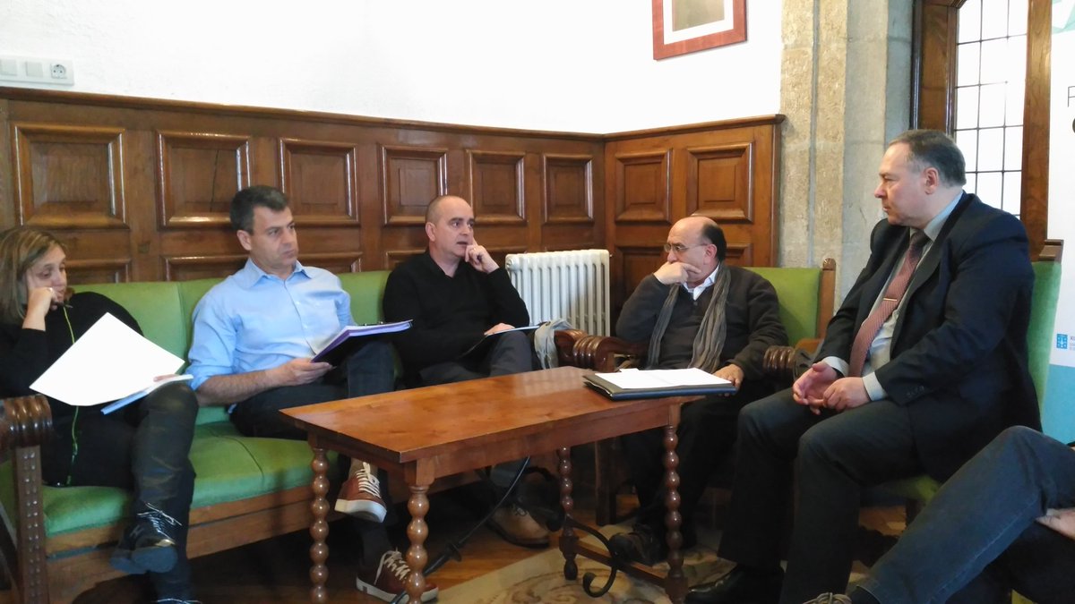 CFPIdiomas's tweet photo. @CFPIdiomas @CAFIgalicia @iesfrojas @iesrosalia hablan sobre la apuesta por la #internacionalización del centro. https://t.co/jY34LPd02a