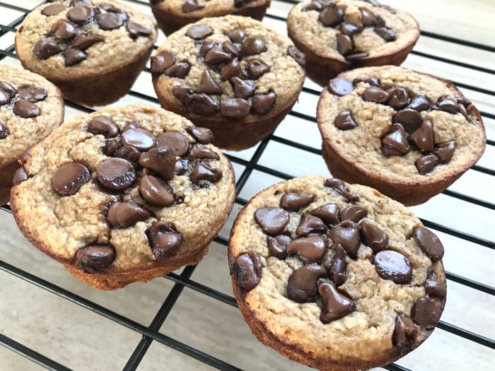 Chocolate Chip Banana Oat Muffins | No flour, no dairy, &amp; they're sweetened with honey! #recipe #brunch #glutenfree bit.ly/2n65HiJ