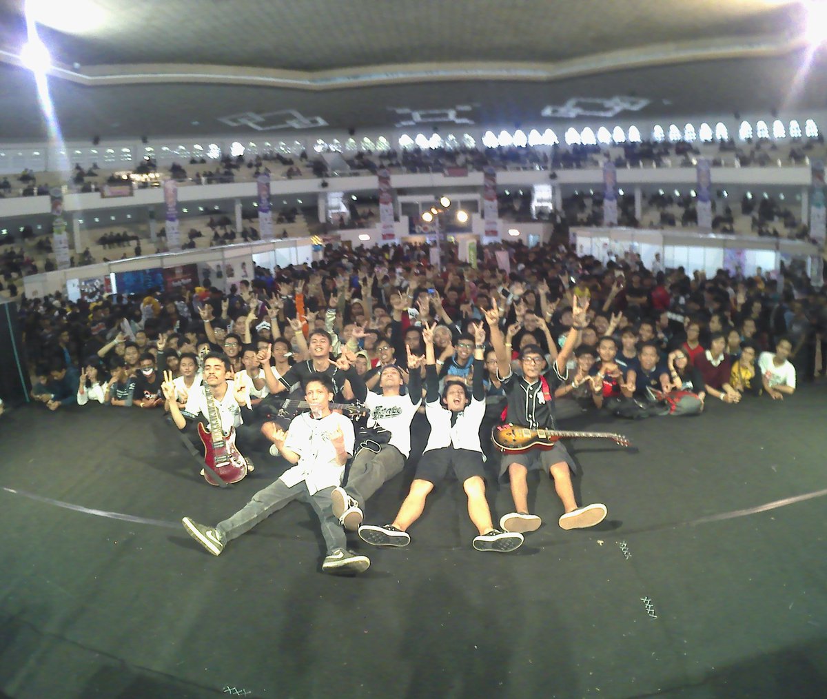 Terima kasih semuanya, yg udah ikut lonjak lonjak, mantuk mantuk bareng, senam bareng, kita semua senaaang 😘