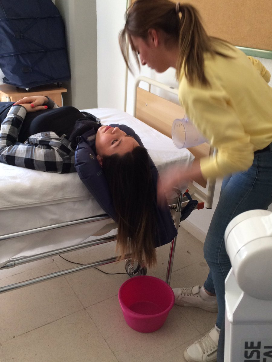Social_DreamsIS's tweet photo. Aprendemos el procedimiento para lavar el pelo a una persona encamada de la mano de @Angela_tejo @NataliaLM95 https://t.co/v3axubl6CM