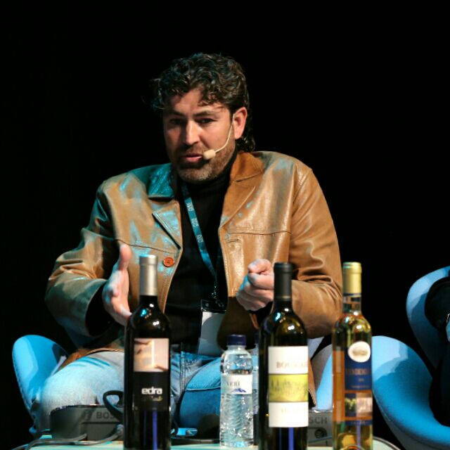 hechoenPirineos's tweet photo. Alejandro Ascaso @edrabodega "Si te gusta el campo, vives, convives y estás en él... El gran vino es la gran tierra" #HechoEnPirineos https://t.co/U55GW0XbRg