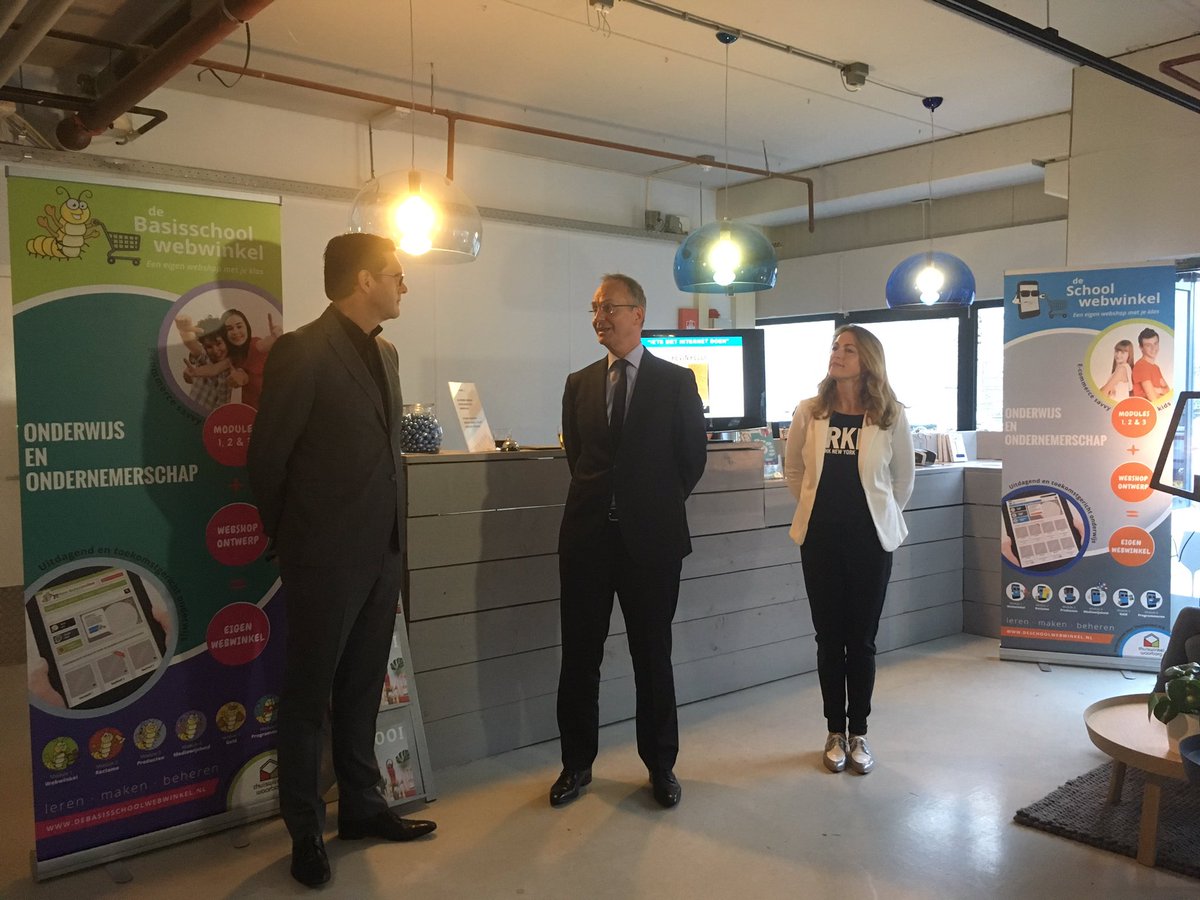 Minister Kamp in gesprek met Jolanda Luimes grondlegger van de eerste <a href="/Schoolwebwinkel/">De Schoolwebwinkel</a> en CEO <a href="/fonq/">fonQ</a> <a href="/joostwels/">Joost Wels</a>